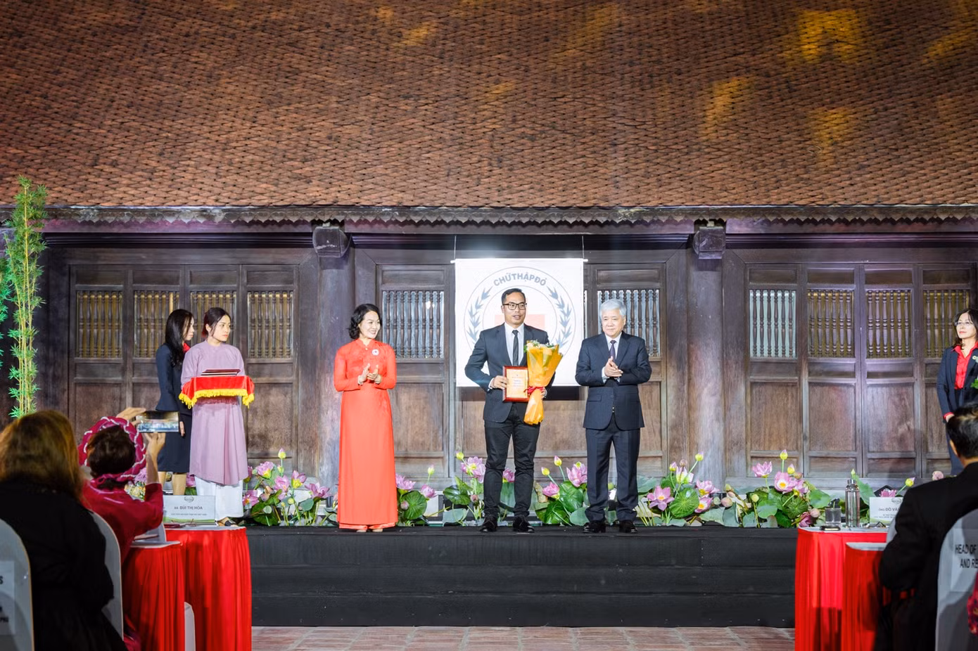 Đại diện công ty P&amp;G Việt Nam nhận kỷ niệm chương “Sức mạnh nhân đạo” năm 2023 được trao bởi Chủ tịch Ủy ban Trung ương Mặt trận tổ quốc Việt Nam