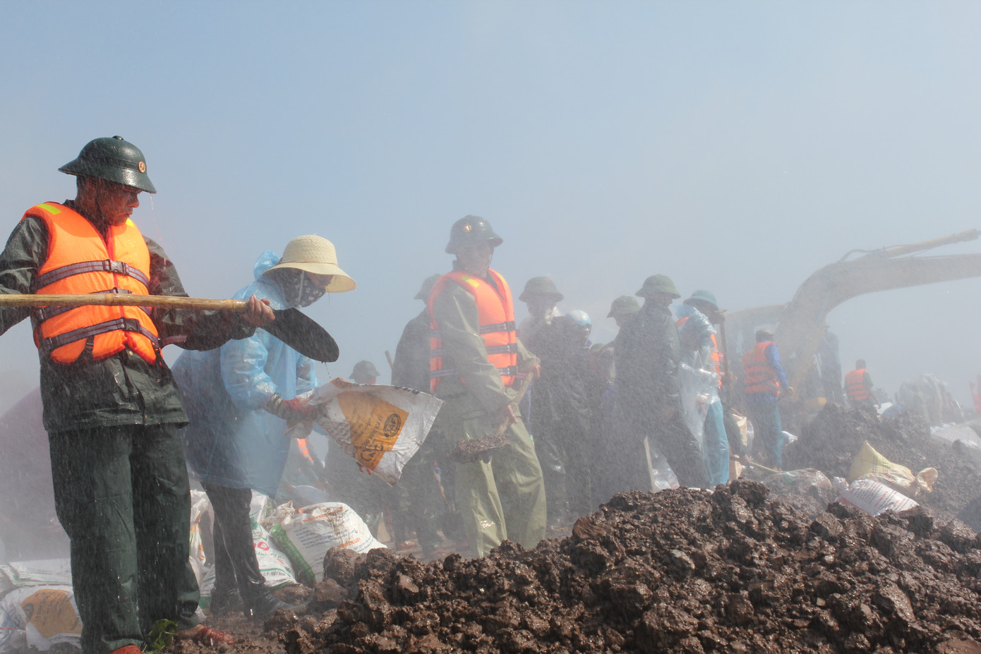 Cán bộ, chiến sĩ Bộ đội Biên phòng tỉnh Thái Bình tham gia phòng, chống lụt bão. Cán bộ, chiến sĩ Bộ đội Biên phòng tỉnh Thái Bình tham gia phòng, chống lụt bão.