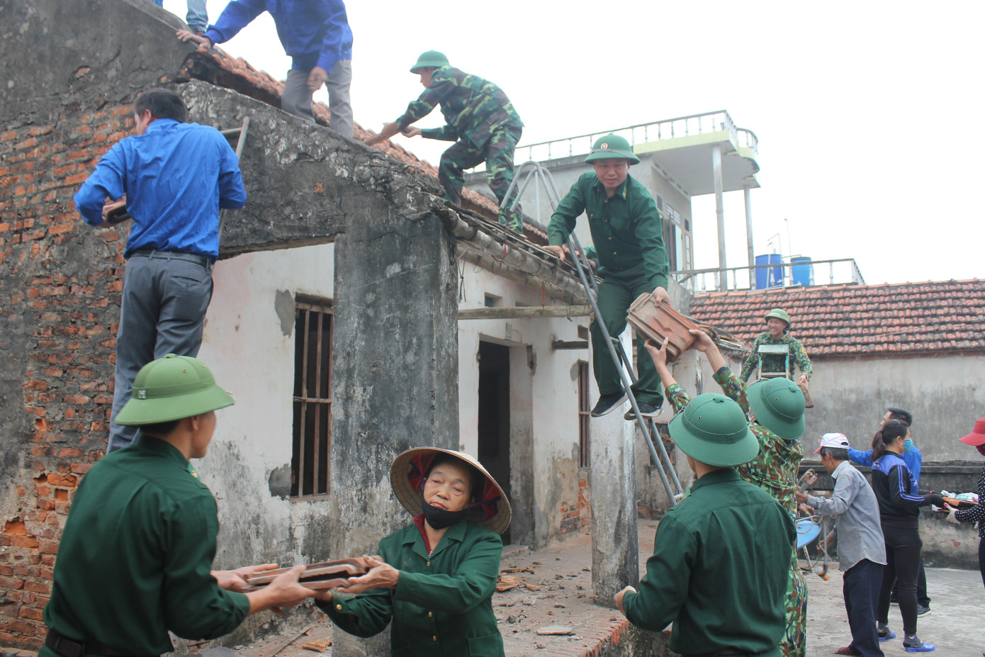 Cán bộ, chiến sĩ Bộ đội Biên phòng tỉnh Thái Bình tham gia ngày công giúp bà con khu vực biên giới biển sửa chữa nhà ở. Cán bộ, chiến sĩ Bộ đội Biên phòng tỉnh Thái Bình tham gia ngày công giúp bà con khu vực biên giới biển sửa chữa nhà ở.