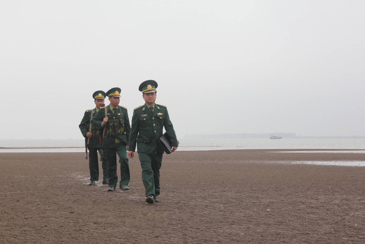 Cán bộ, chiến sĩ Trạm Kiểm soát biên phòng Cồn Vành, Tiền Hải tuần tra, kiểm soát bờ biển. Cán bộ, chiến sĩ Trạm Kiểm soát biên phòng Cồn Vành, Tiền Hải tuần tra, kiểm soát bờ biển.