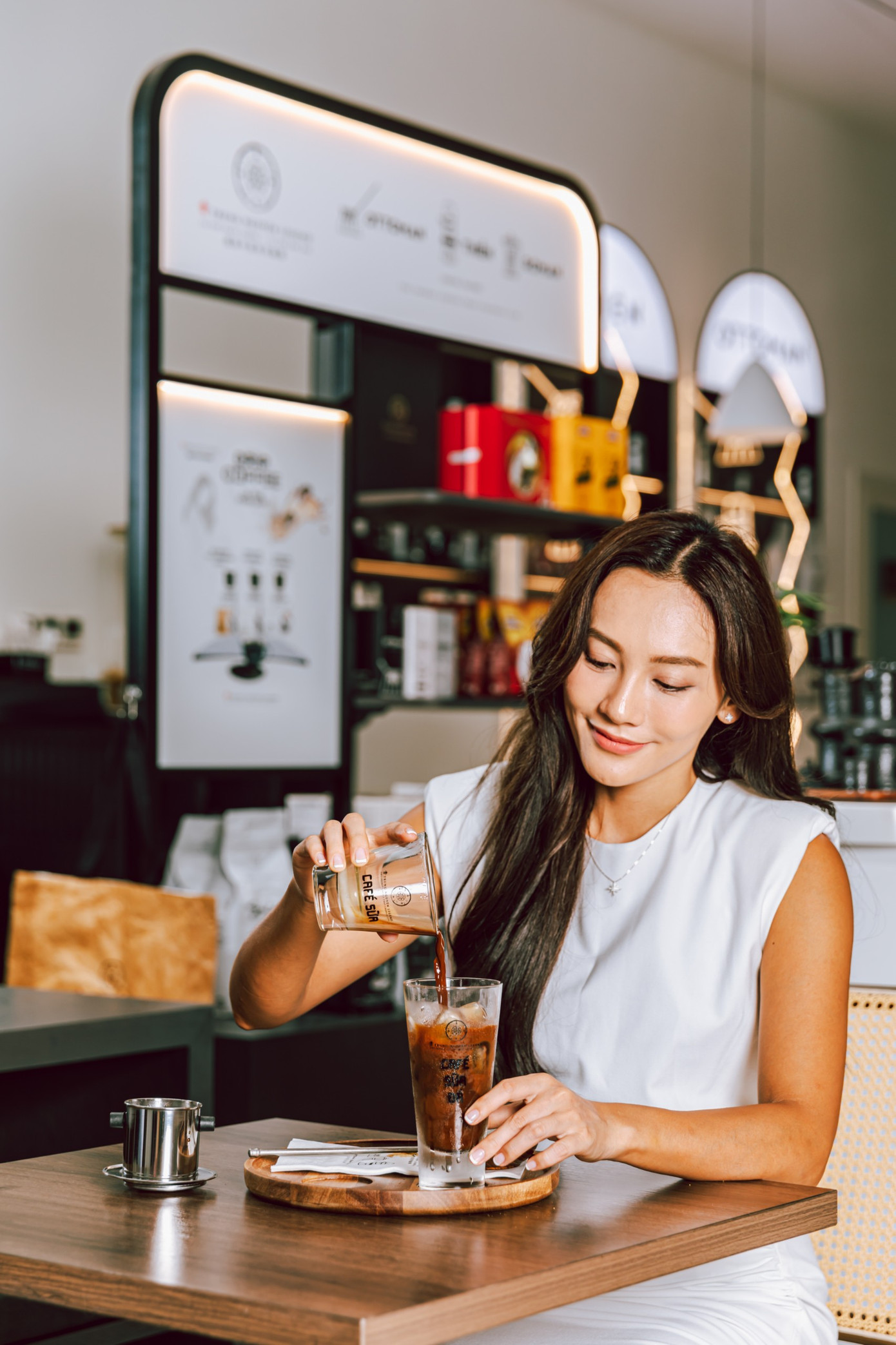 Thế giới cà phê Trung Nguyên Legend tại Thượng Hải (Trung Quốc) tạo sức hút khi “mang đến cho người yêu cà phê quốc tế một phần hương vị cà phê Robusta từ Buôn Ma Thuột, Việt Nam ngay tại trái tim năng động của thành phố”. (Theo Discovery)