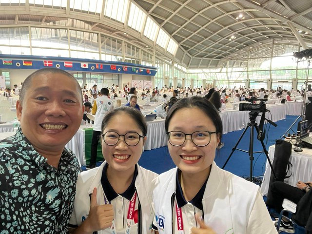 Kỷ lục gia Siêu trí nhớ thế giới Nguyễn Phùng Phong cùng hai học trò xuất sắc. Kỷ lục gia Siêu trí nhớ thế giới Nguyễn Phùng Phong cùng hai học trò xuất sắc.