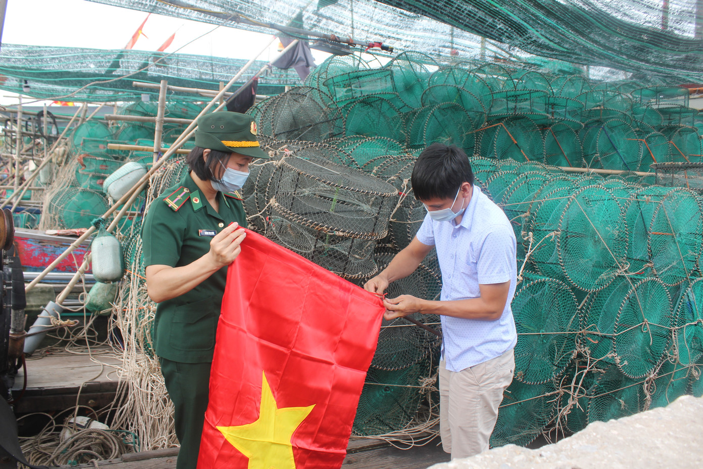 Hội Phụ nữ Bộ đội Biên phòng tỉnh Thái Bình tặng cờ cho ngư dân, động viên ngư dân vươn khơi bám biển
