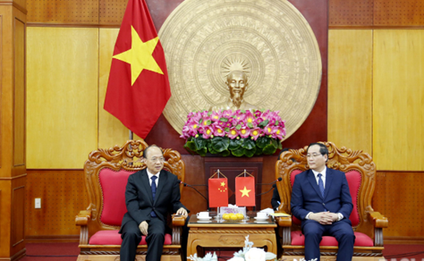 Phó Chủ tịch Thường trực UBND tỉnh Lạng Sơn Dương Xuân Huyên (bìa phải) đón tiếp đoàn đại biểu Quảng Tây, Trung Quốc.