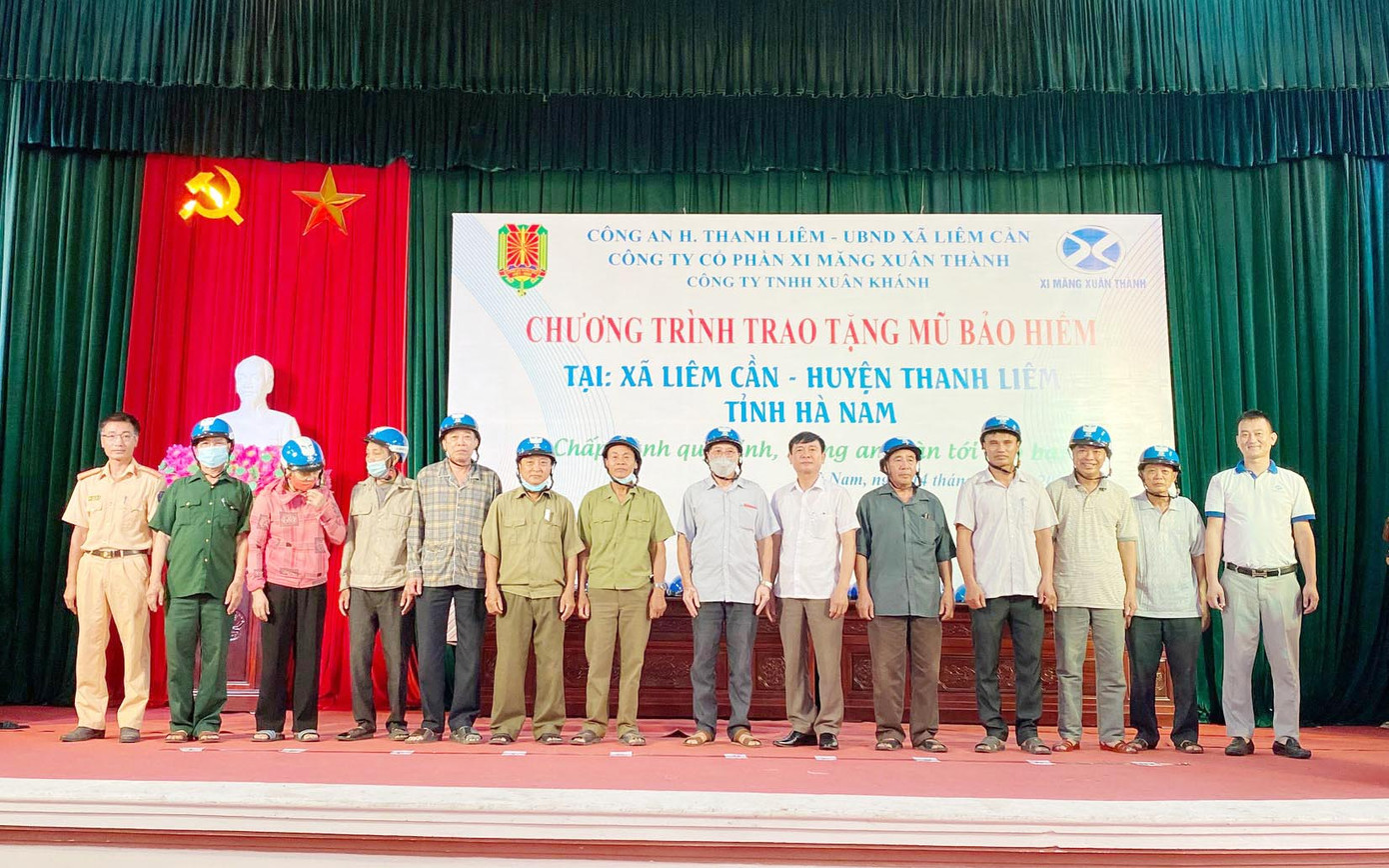 Các hoạt động trao tặng mũ bảo hiểm cho học sinh và người dân được Xi Măng Xuân Thành tổ chức trải dài từ Bắc vào Nam