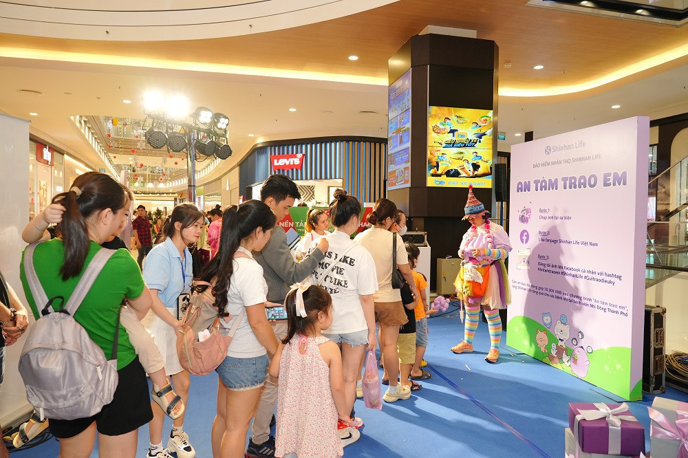 Các bạn nhỏ thích thú nhận bong bóng nghệ thuật từ cô hề vui nhộn Các bạn nhỏ thích thú nhận bong bóng nghệ thuật từ cô hề vui nhộn