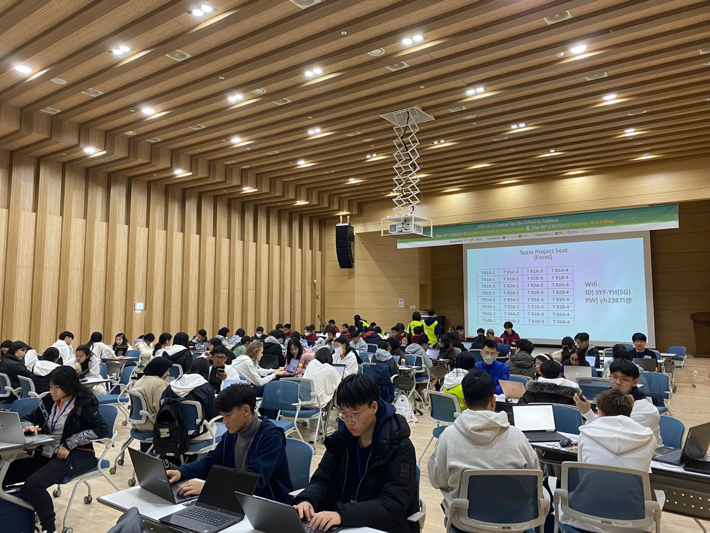 Các em học sinh các quốc gia tập trung nghiên cứu đề tài nhóm Các em học sinh các quốc gia tập trung nghiên cứu đề tài nhóm