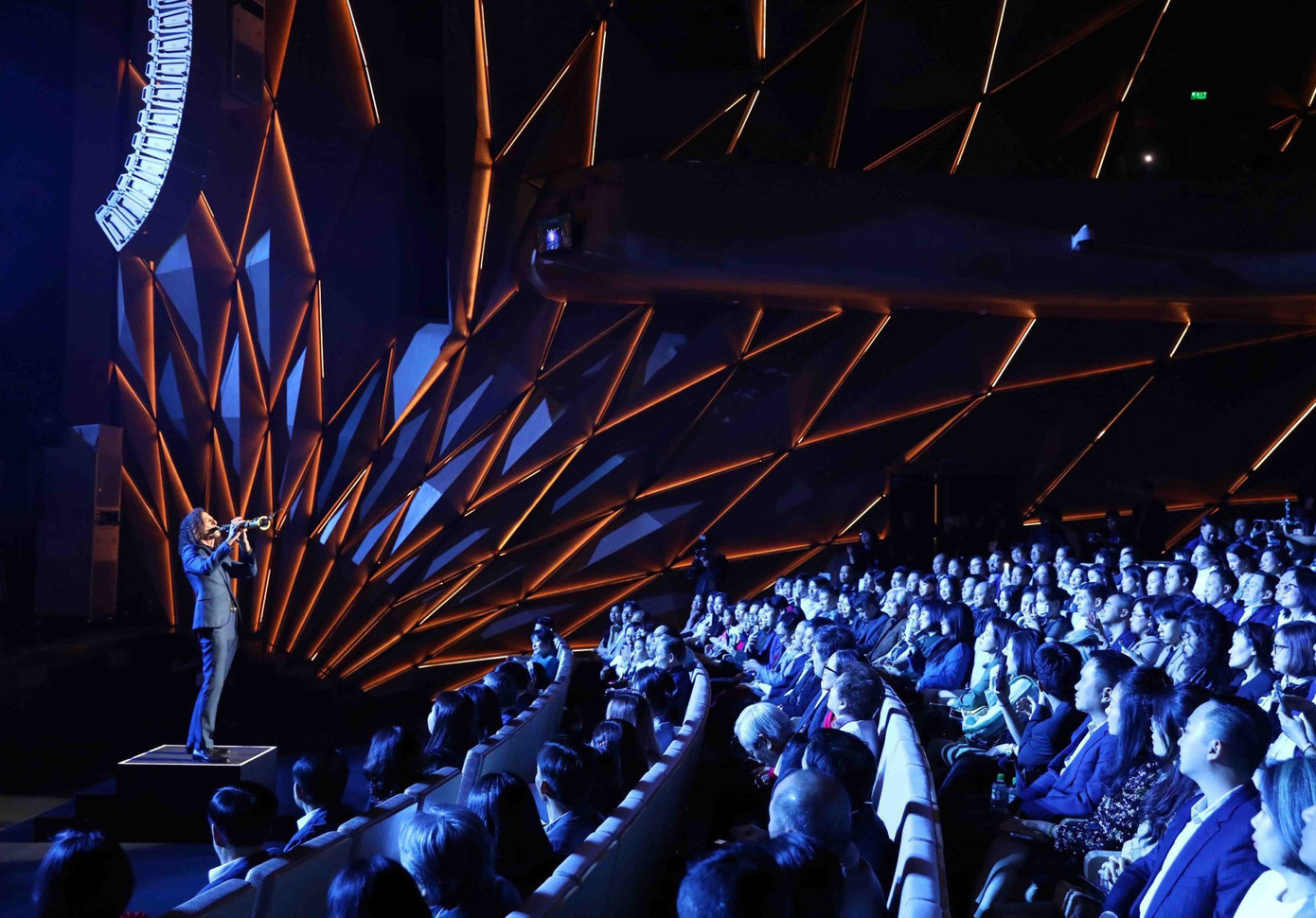 Với trang thiết bị hiện đại hàng đầu Việt Nam và khu vực, Nhà hát Hồ Gươm là nơi diễn ra nhiều chương trình, sự kiện tầm cỡ quốc gia và quốc tế. Theo hé lộ từ ban tổ chức, sân khấu Nhà hát Hồ Gươm ngày 20/12 tới sẽ có sự xuất hiện của ngôi sao âm nhạc quốc tế Katy Perry và các màn trình diễn đẳng cấp từ các nghệ sĩ tên tuổi của Việt Nam. Trong ảnh là khoảnh khắc huyền thoại saxophone thế giới Kenny G thăng hoa trên sân khấu trong đêm nhạc riêng hồi tháng 11.