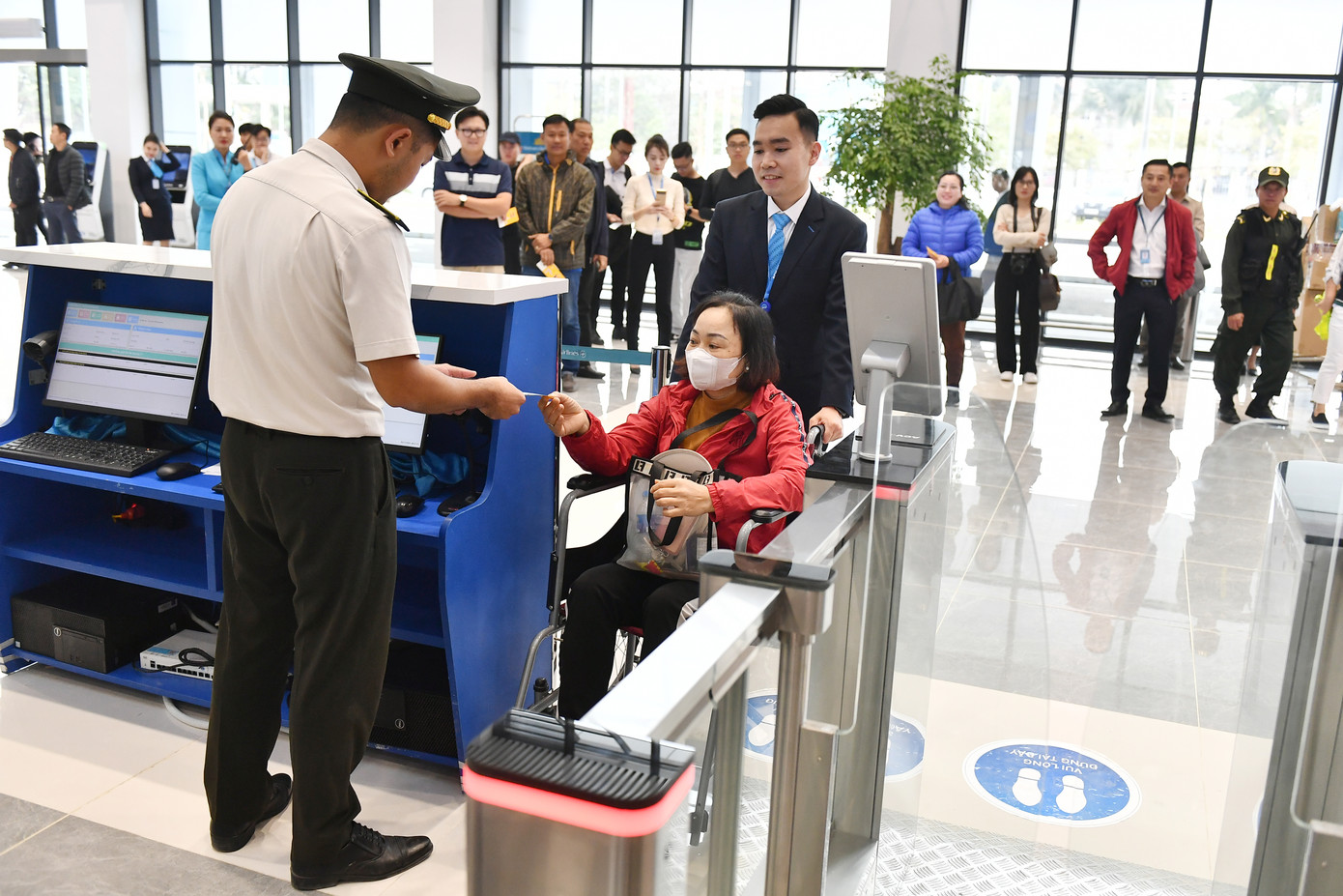 Hành khách và hành lý xách tay của chuyến bay thực hiện kiểm tra an ninh tại khu vực kiểm soát an ninh Tầng 1 của nhà ga