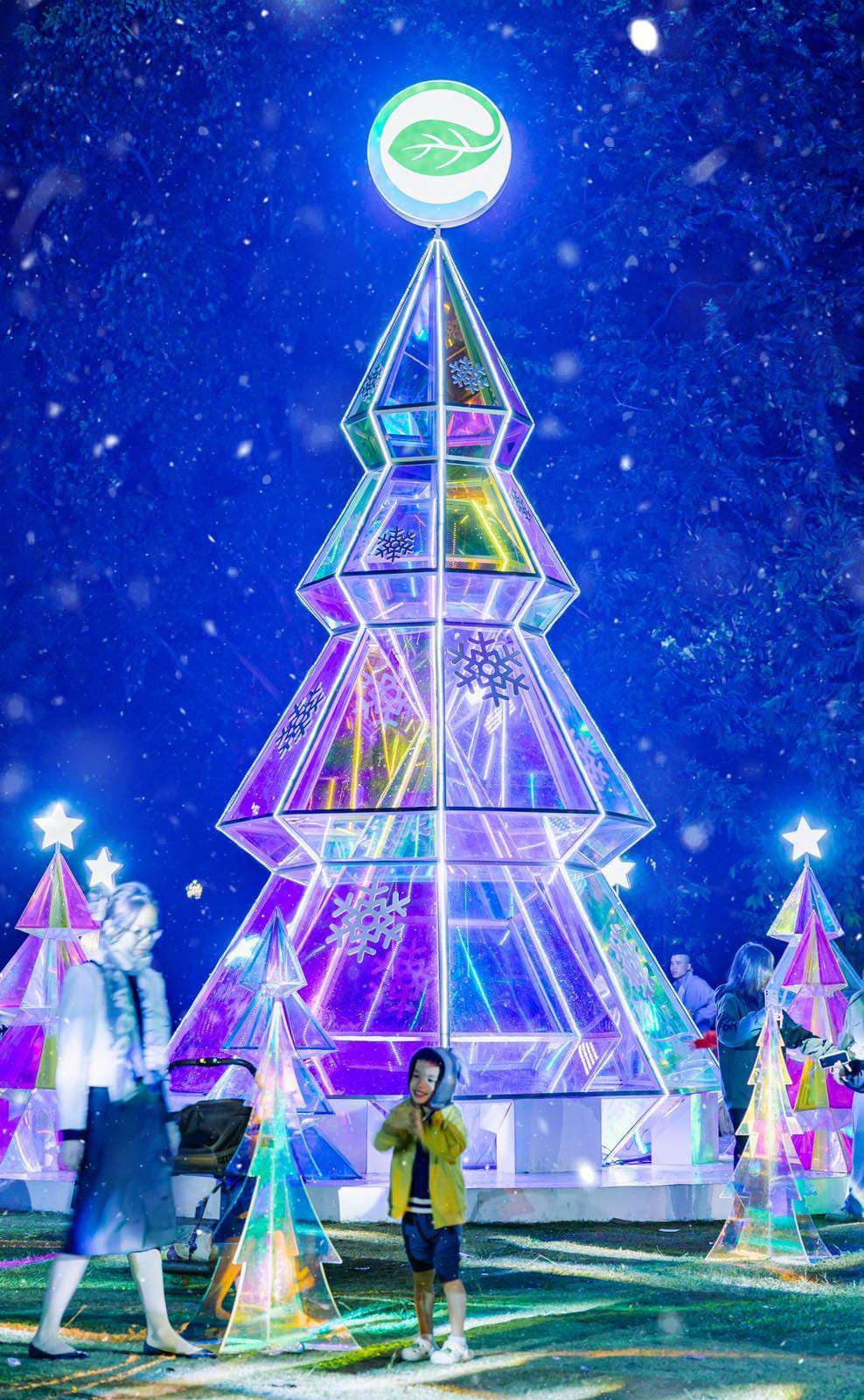 Cư dân nhí thích thú chơi tại khu rừng pha lê Cư dân nhí thích thú chơi tại khu rừng pha lê