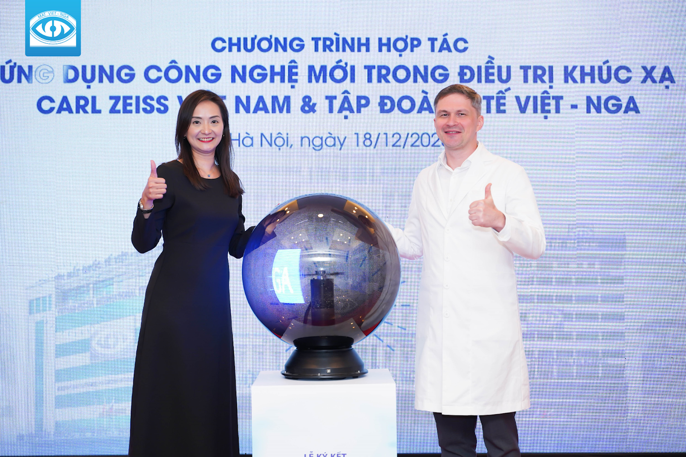 Bà Anna Cheng - Giám đốc vận hành Carl Zeiss khu vực Đông Nam Á và đại diện Bệnh viện Mắt Quốc tế Việt – Nga ký kết hợp tác toàn diện trước sự chứng kiến của các cấp Lãnh đạo, Bác sĩ và Cán bộ của 2 đơn vị