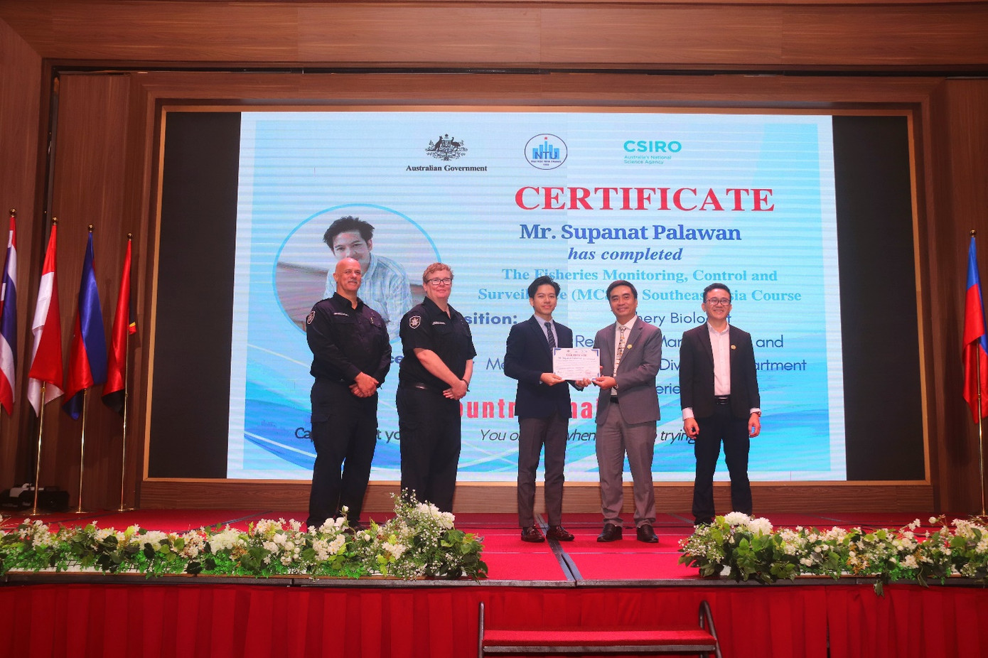 Các học viên đến từ Việt Nam, Cambodia, Indonesia, Philippines, Thái Lan, Timo Leste được trao giấy chứng nhận sau khi kết thúc khóa tập huấn