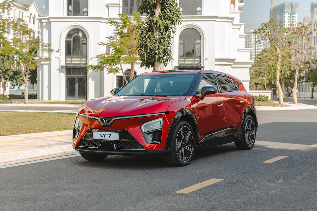 VinFast VF 7 gây ấn tượng mạnh với giới chuyên gia ngay trong lần đầu ra mắt nhờ thiết kế độc đáo và trải nghiệm lái mạnh mẽ bất ngờ