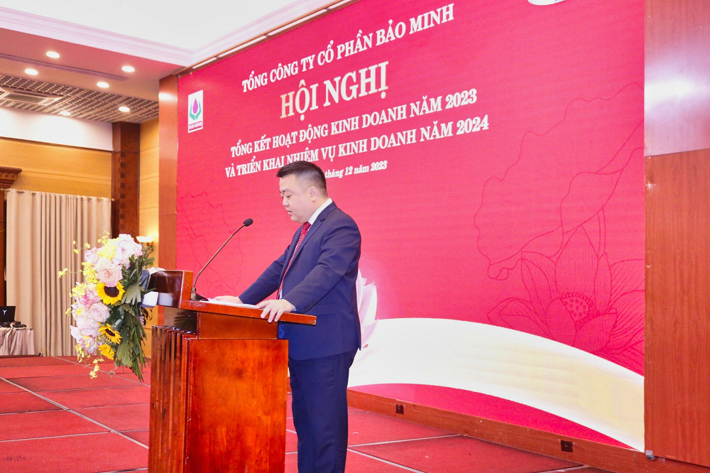 Ông Vũ Anh Tuấn – Bí thư Đảng ủy, thành viên HĐQT, Tổng Giám đốc phát biểu tại Hội nghị Ông Vũ Anh Tuấn – Bí thư Đảng ủy, thành viên HĐQT, Tổng Giám đốc phát biểu tại Hội nghị