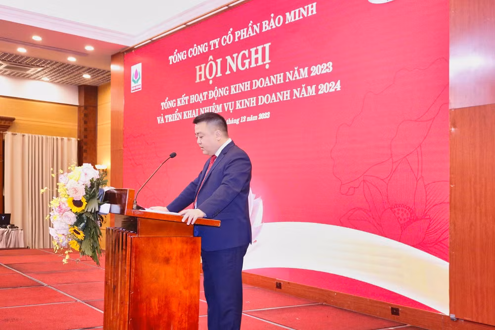 Ông Vũ Anh Tuấn – Bí thư Đảng ủy, thành viên HĐQT, Tổng Giám đốc phát biểu tại Hội nghị Ông Vũ Anh Tuấn – Bí thư Đảng ủy, thành viên HĐQT, Tổng Giám đốc phát biểu tại Hội nghị