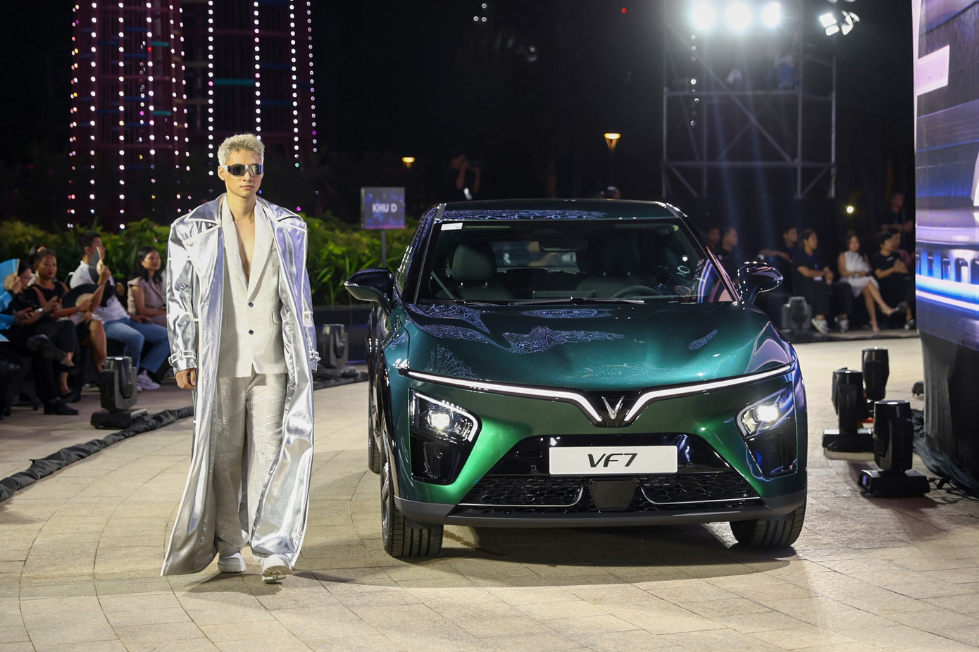 Bộ sưu tập mang phong cách Futurism, hòa trộn giữa sự năng động của thể thao và vẻ đẹp hiện đại trong một thế giới công nghệ đa sắc màu. Đây cũng là “DNA” của VinFast VF 7 khi được được trang bị hàng loạt tính năng thông minh và công nghệ hỗ trợ lái nâng cao (ADAS).
