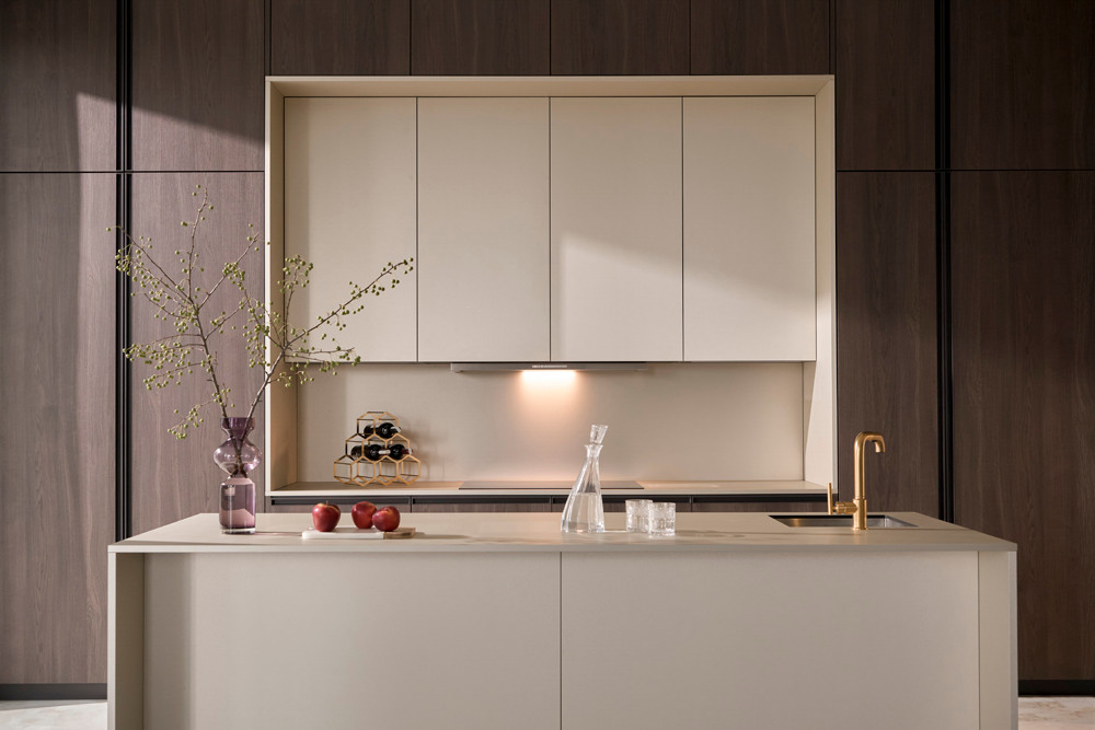 Khu vực bếp được thiết kế như một tác phẩm nghệ thuật thực thụ với màu vàng ánh kim nổi bật Khu vực bếp được thiết kế như một tác phẩm nghệ thuật thực thụ với màu vàng ánh kim nổi bật