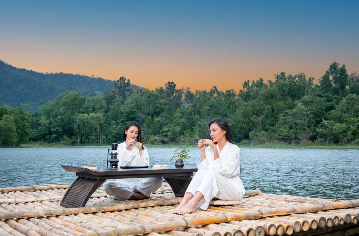 Hoa hậu Tiểu Vy và Á hậu Kim Duyên trải nghiệm Thiền cà phê – “một sản phẩm cà phê văn hóa, cà phê nghệ thuật” do Trung Nguyên Legend sáng tạo nên.
