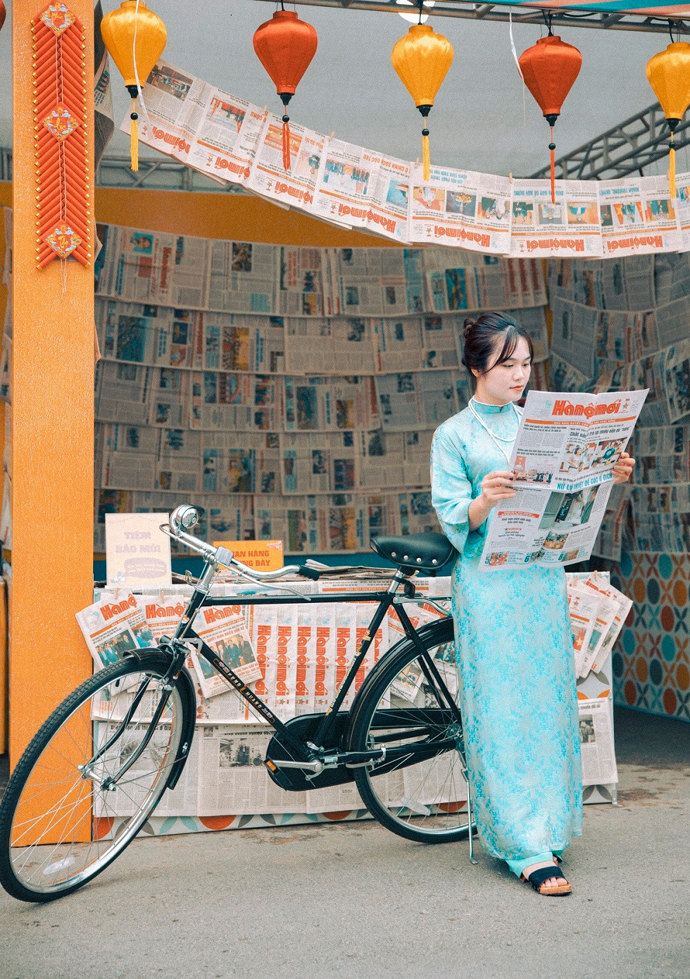 Tiệm báo mới đậm đà hơi thở “retro” bên cạnh chiếc xe đạp Phượng Hoàng của Hà Nội những năm 80s cũng là địa điểm “must check-in” của giới trẻ khi đến chợ Tết