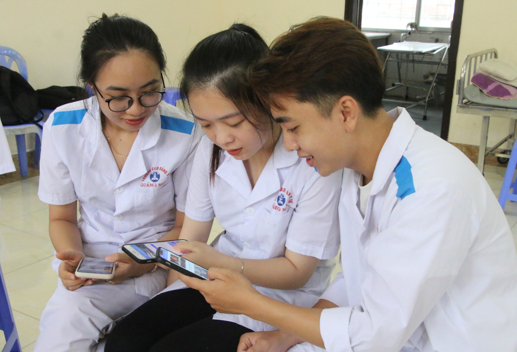Sinh viên Trường Cao đẳng Y tế Quảng Ninh truy cập, chia sẻ thông tin từ trang zalo “Trường Cao đẳng Y tế Quảng Ninh”. Ảnh: Duy Khoa