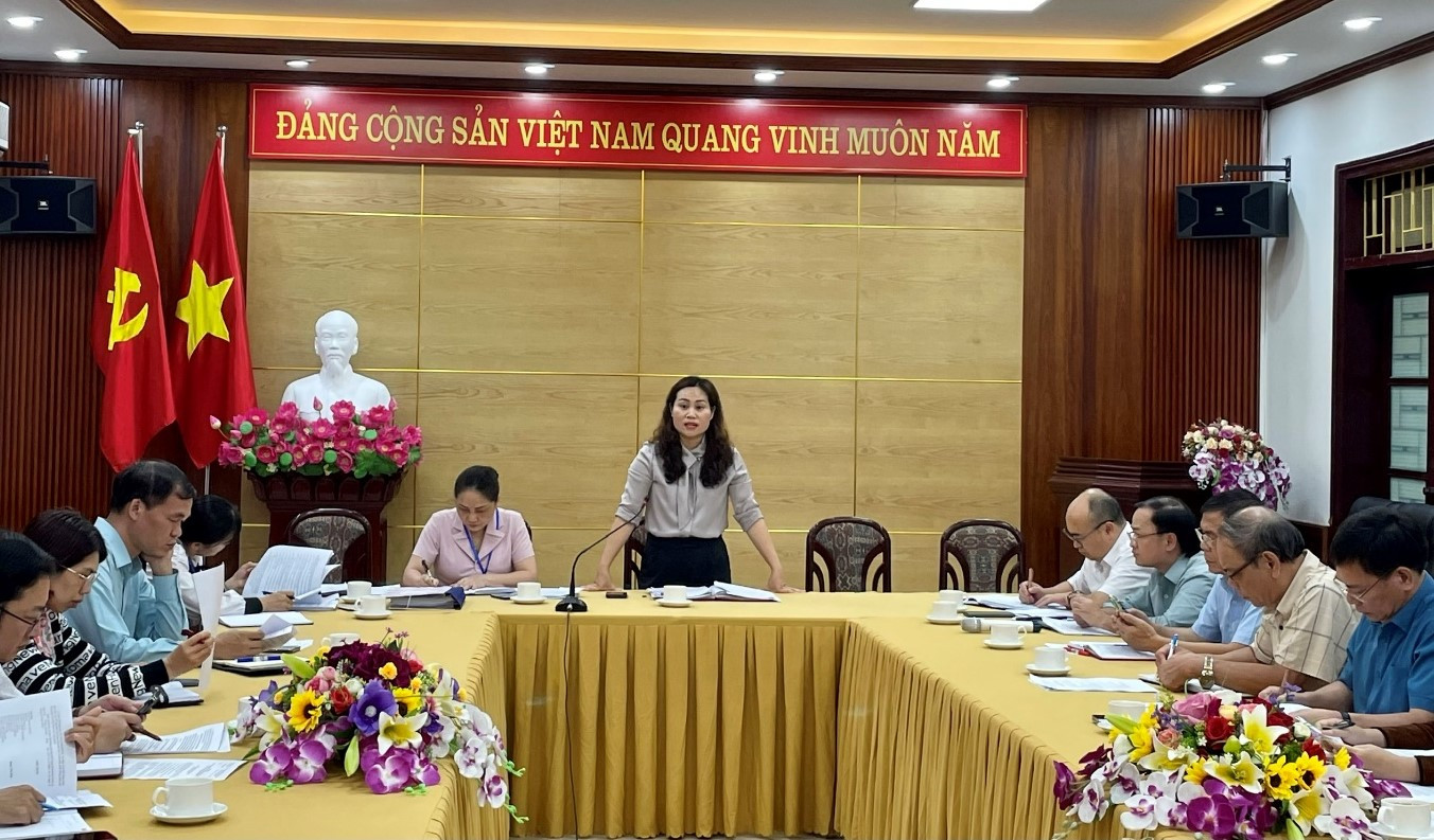 Bà Dương Thị Hoan (giữa, đứng)- Phó Giám đốc Sở KH-ĐT tỉnh Lạng Sơn chủ trì cuộc họp hỗ trợ doanh nghiệp nhỏ và vừa trên địa bàn Bà Dương Thị Hoan (giữa, đứng)- Phó Giám đốc Sở KH-ĐT tỉnh Lạng Sơn chủ trì cuộc họp hỗ trợ doanh nghiệp nhỏ và vừa trên địa bàn