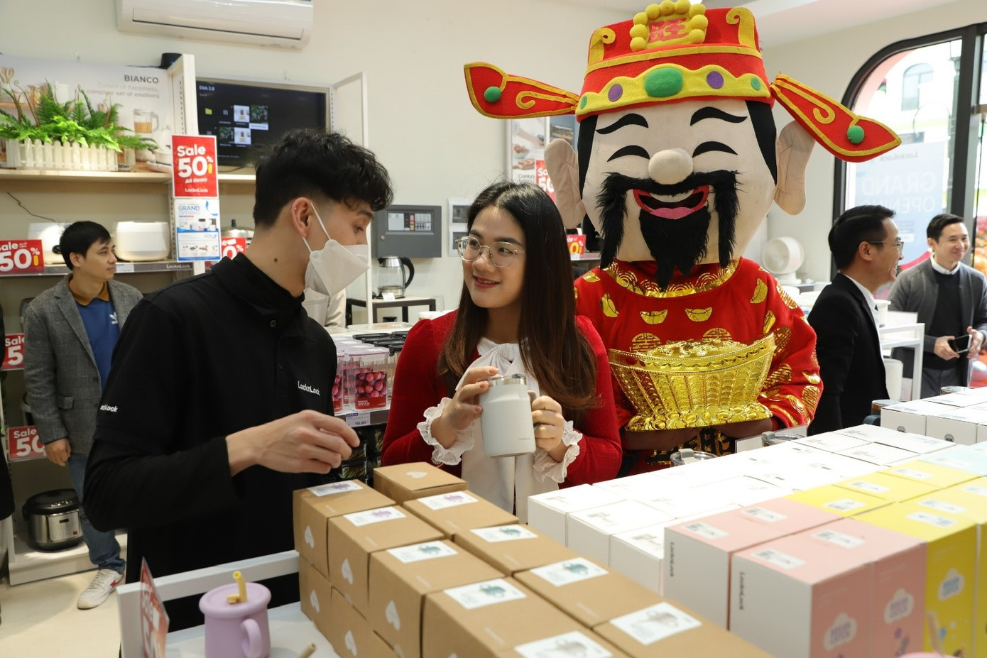 Khách hàng mua sắm tại cửa hàng LocknLock nhượng quyền