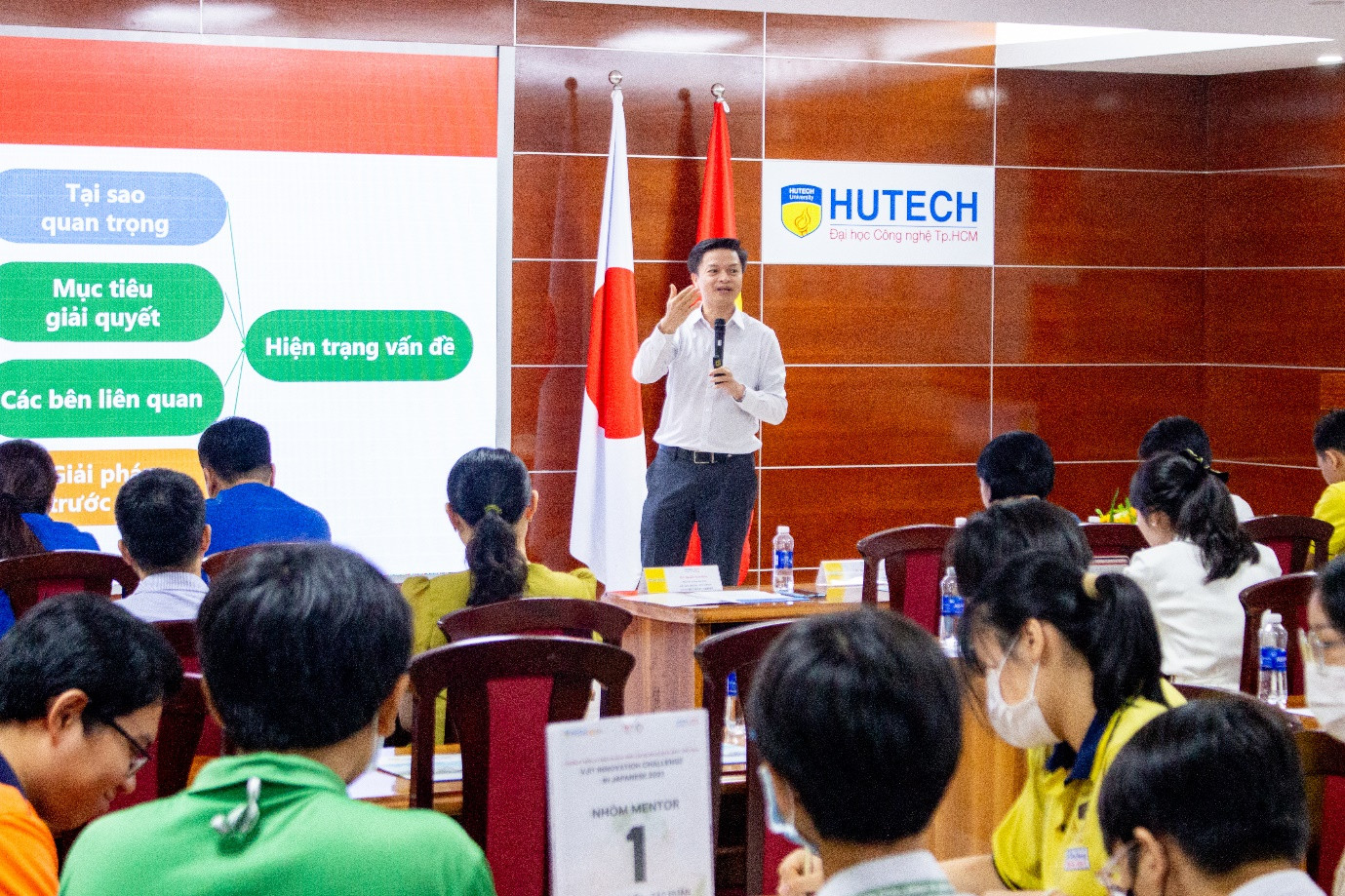 Các đội thi được tập huấn nhiều kỹ năng liên quan đến đề xuất và triển khai ý tưởng tại vòng bán kết