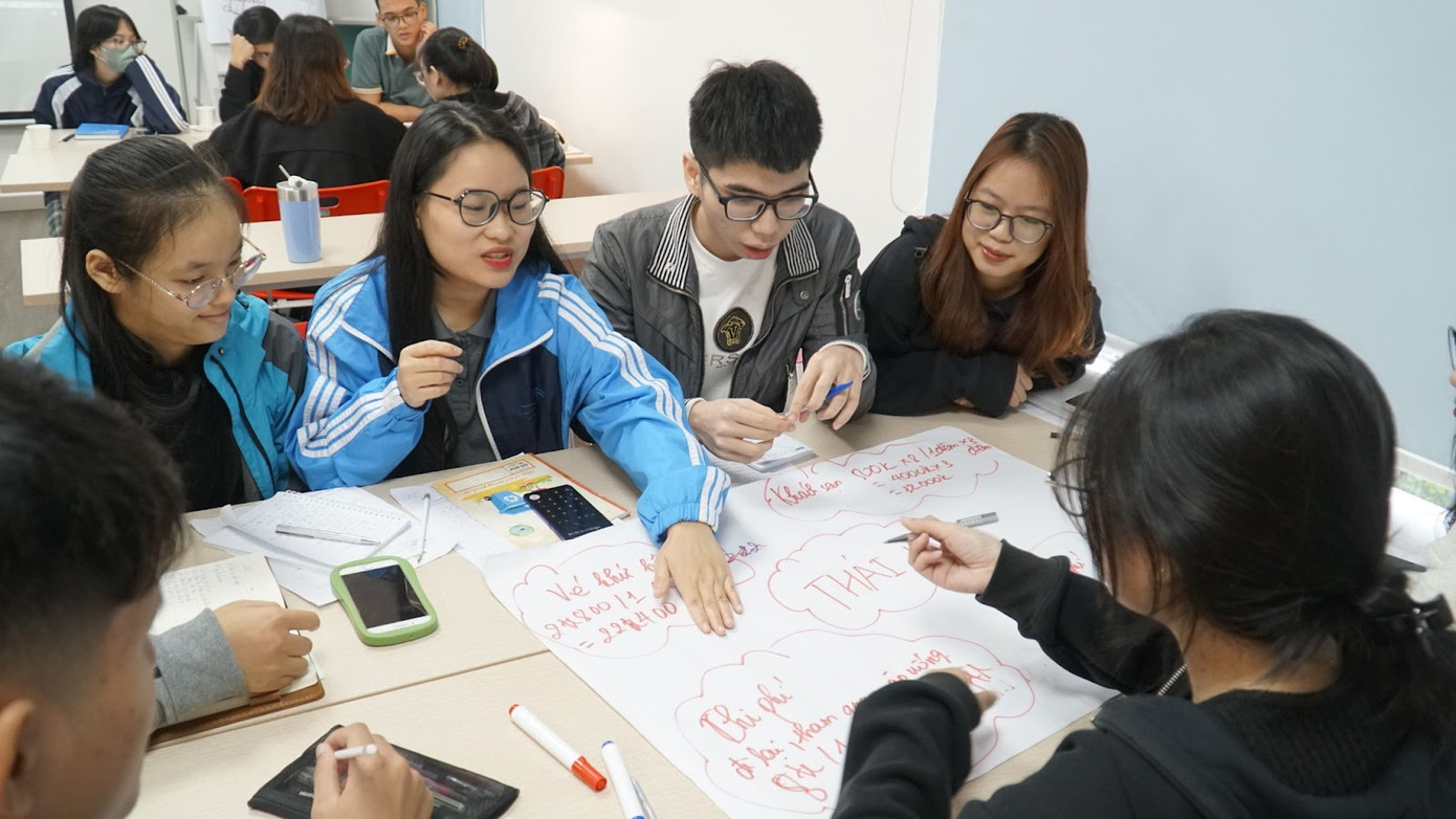 Thông qua các bài tập nhóm, Ngọc Anh (thứ 2 từ bên phải sang) cùng các sinh viên hiểu bản thân mình hơn