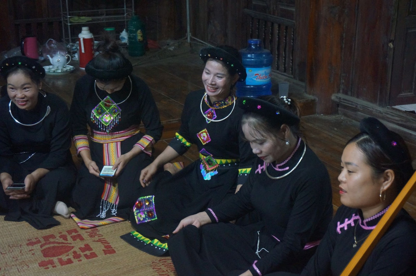 Các thành viên CLB hát then - đàn tính thôn Tân Lập với trang phục dân tộc (Ảnh: Phương Anh)