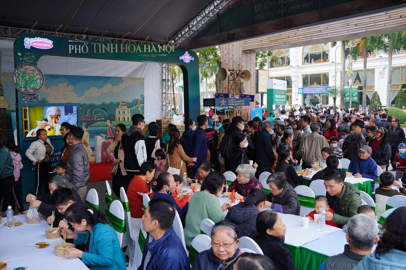 Hình ảnh mọi người cùng nhau thưởng thức Phở Đệ Nhất