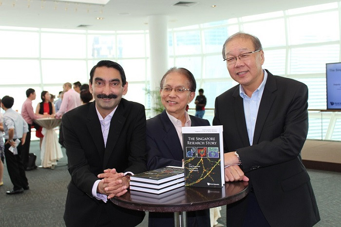 GS Low Teck Seng - Giám đốc điều hành, Sở Nghiên cứu Quốc gia Singapore (bên phải) tham gia trong sự kiện "Phó Thủ tướng Singapore Teo Chee Hean Khai trương Bộ sách Thế giới khoa học về 50 Năm Xây dựng Quốc gia của Singapore - Chuyện Nghiên cứu Singapore (Ảnh: World Scientific)