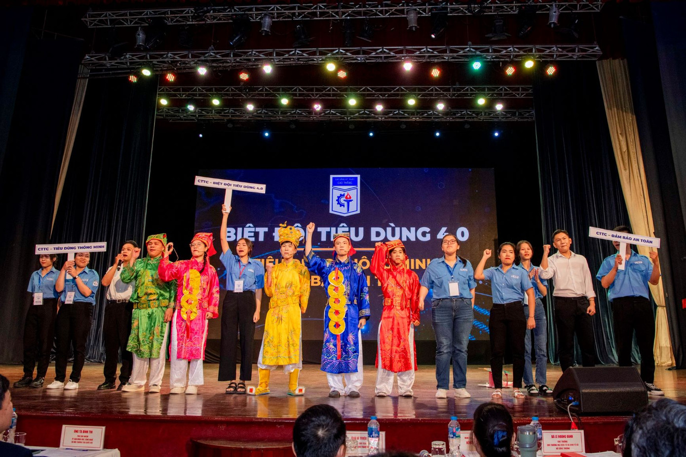 Các vấn đề đang nóng hổi đã được đưa lên sân khấu cùng các giải pháp, giúp người tiêu dùng an tâm khi mua sắm trực tuyến