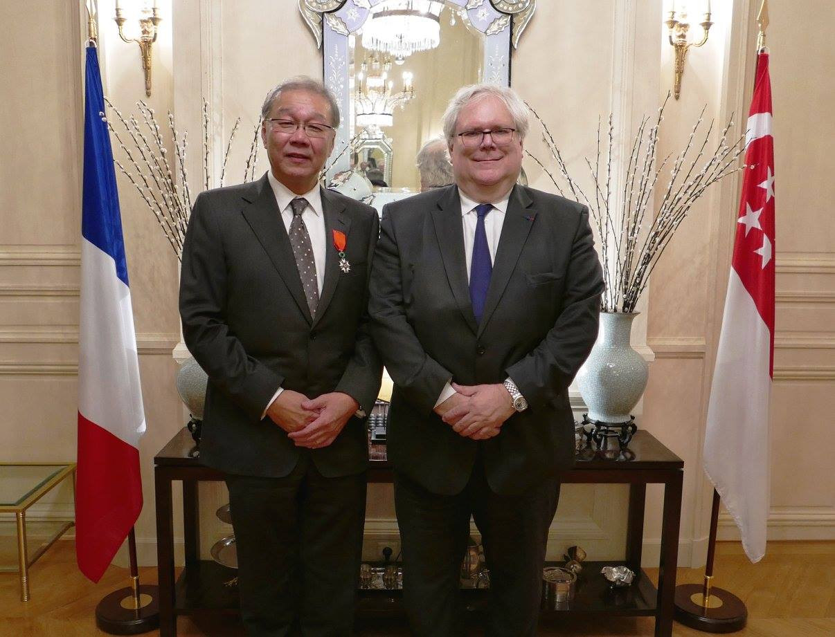 Giáo sư Low Teck Seng (bên trái) được trao tặng hàm "Chevalier" (Hiệp sĩ) của Bộ tư lệnh Danh dự của Légion d’Honneur! (Ảnh: French Embassy in Singapore - Ambassade de France à Singapour)