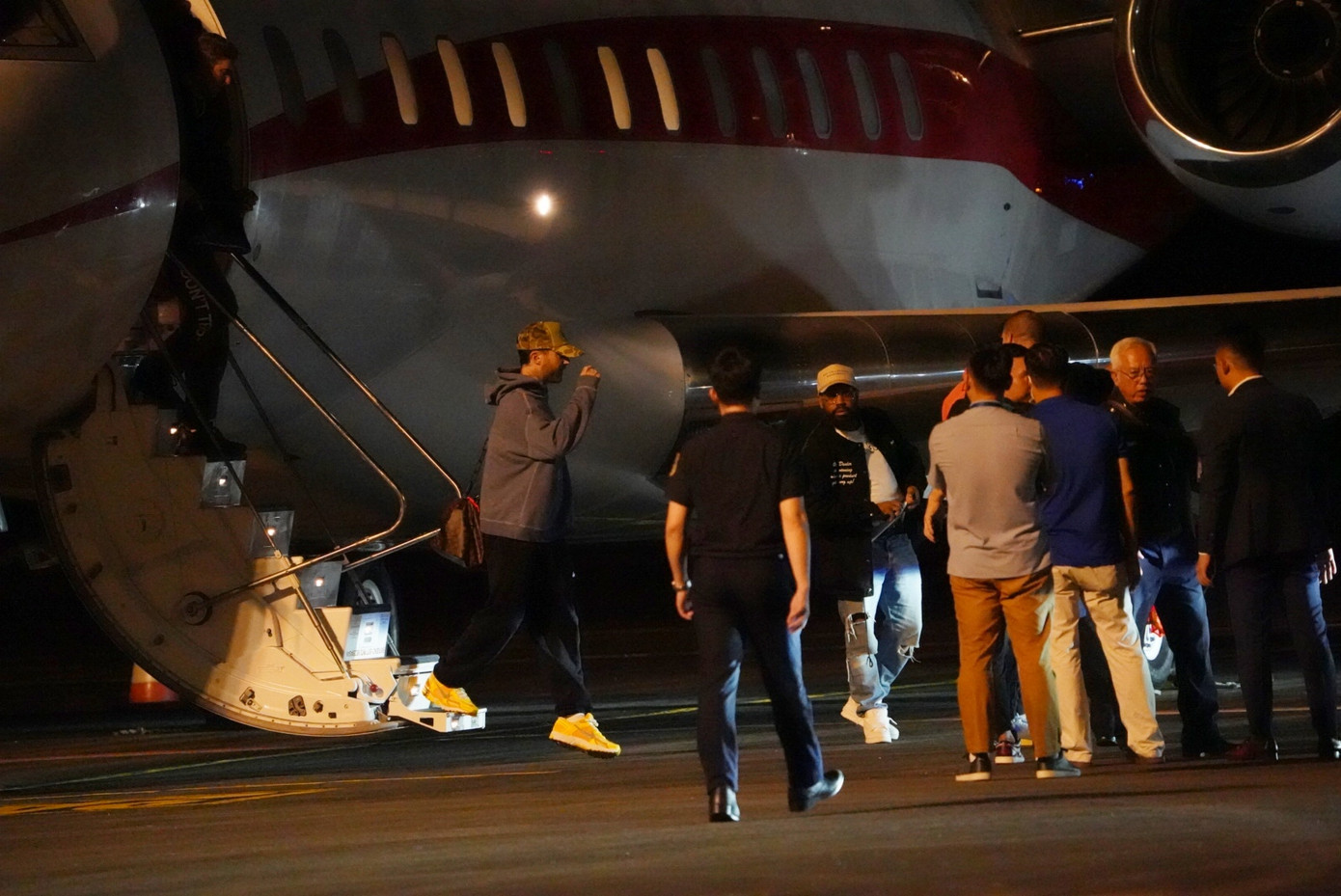 Adam Levine bước xuống chuyên cơ tại sân bay Phú Quốc