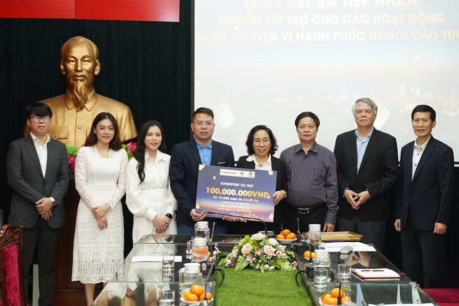 Đại diện KingSport và Đại diện Quỹ Chăm sóc &amp; Phát huy vai trò người cao tuổi Việt Nam thông qua dự thảo tài trợ (Ảnh KingSport)