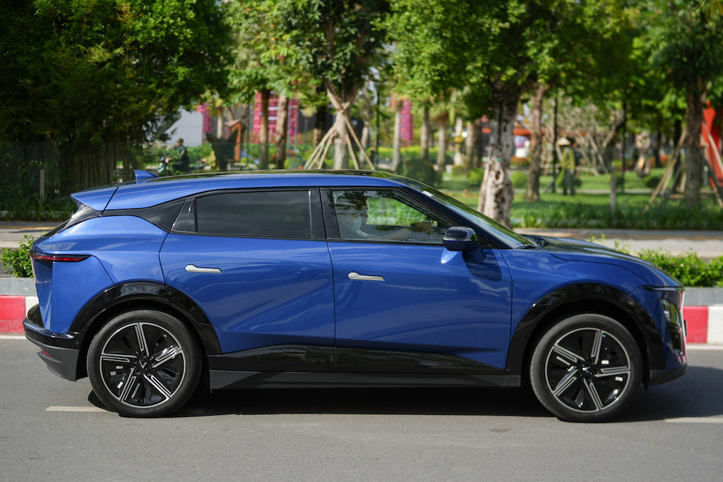 VF 7 sở hữu sức mạnh động cơ vượt trội trong phân khúc C-SUV cùng khả năng bứt tốc nhanh và mượt mà