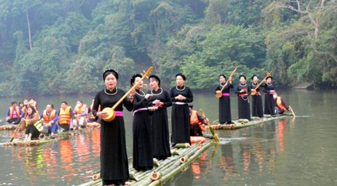 CLB thôn Tân Lập biểu diễn hát then - đàn tính trên Hồ Nà Nưa (Ảnh: TTXVN)