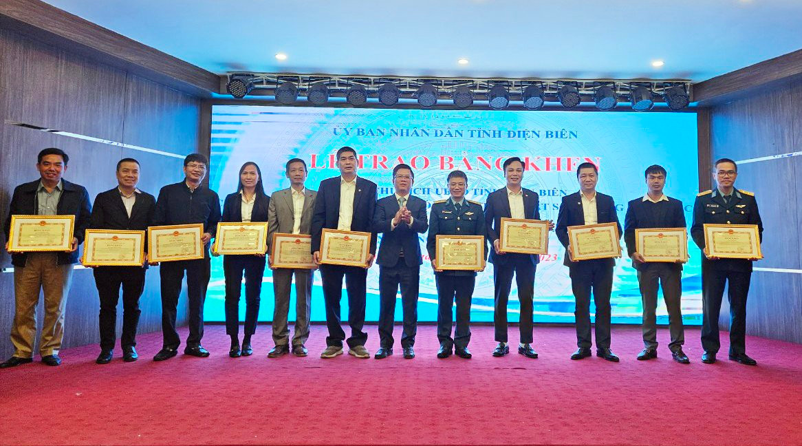 Ông Nguyễn Văn Luyến – Tổng giám đốc Tổng công ty (đứng thứ 4 từ bên phải sang) nhận Bằng khen của UBND tỉnh Điện Biên