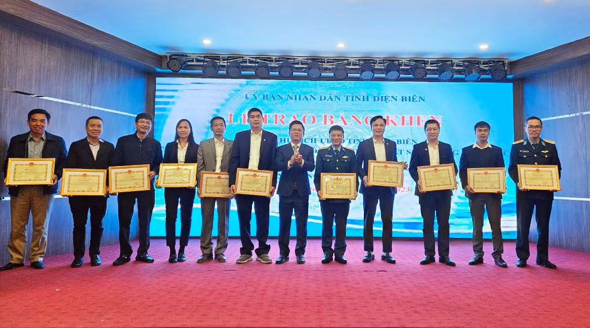 Ông Nguyễn Văn Luyến – Tổng giám đốc Tổng công ty (đứng thứ 4 từ bên phải sang) nhận Bằng khen của UBND tỉnh Điện Biên