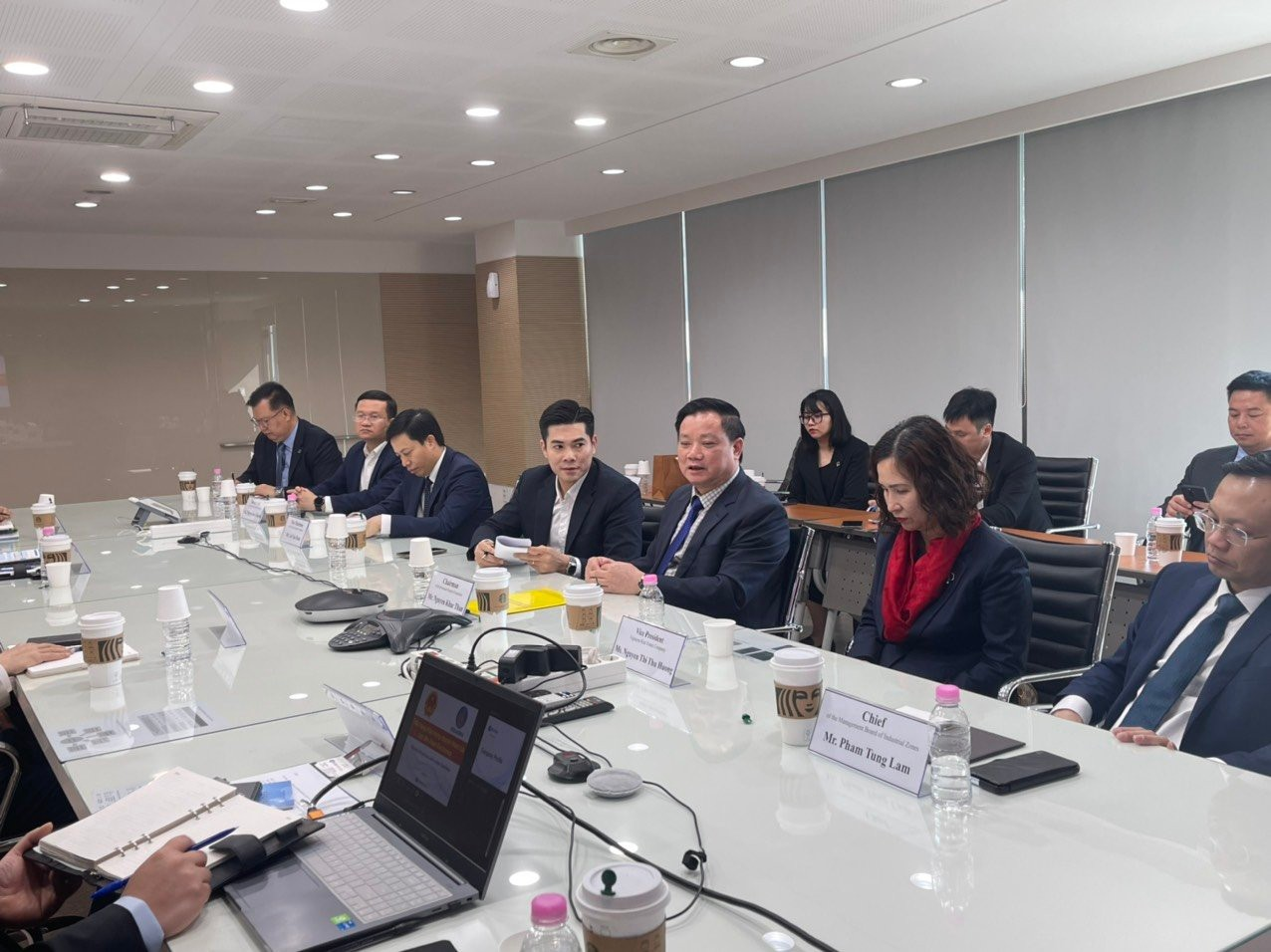 Thái Bình đã tổ chức thành công nhiều sự kiện, hoạt động xúc tiến đầu tư nước ngoài, góp phần đẩy mạnh tốc độ tăng trưởng thu hút vốn FDI với sự bứt phá vượt bậc đạt trên 3 tỷ USD năm 2023.(Chủ tịch UBND tỉnh Thái Bình Nguyễn Khắc Thận trong một buổi làm việc với các nhà đầu tư tại Hàn Quốc)