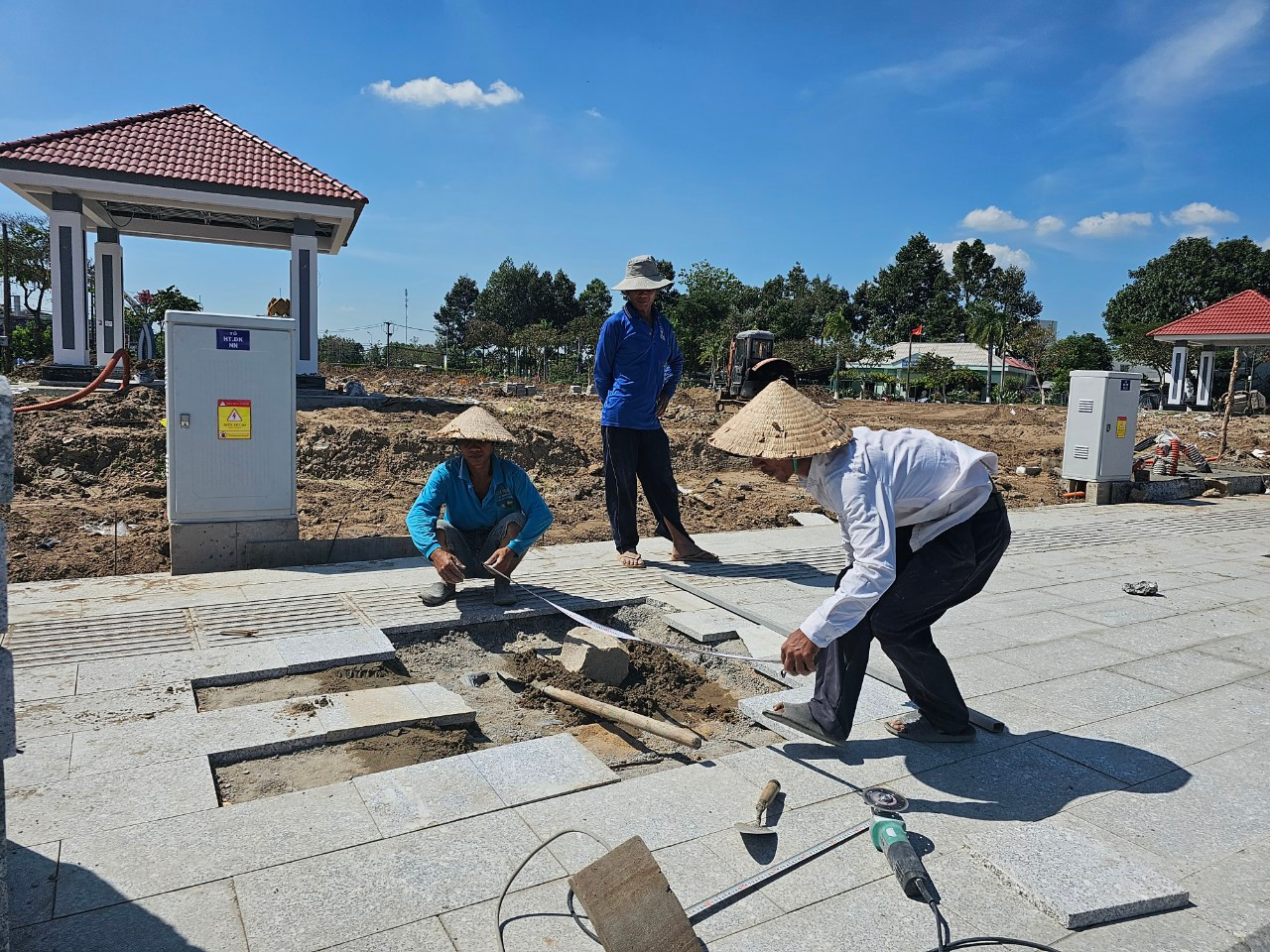 Công nhân lát gạch tại quảng trường TP Sa Đéc để phục vụ Festivan hoa kiểng.