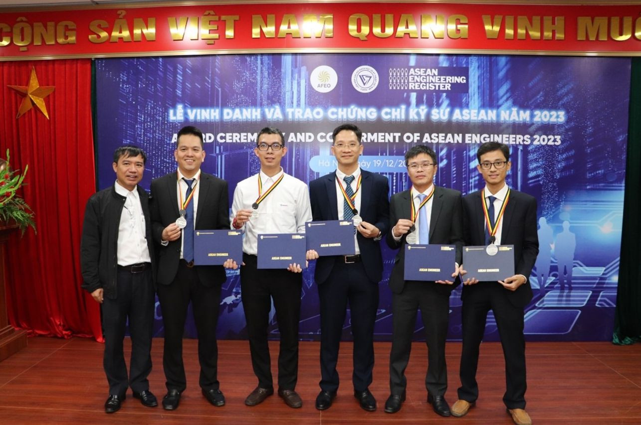Các kỹ sư EVNCPC nhận chứng chỉ Kỹ sư chuyên nghiệp ASEAN năm 2023 Các kỹ sư EVNCPC nhận chứng chỉ Kỹ sư chuyên nghiệp ASEAN năm 2023