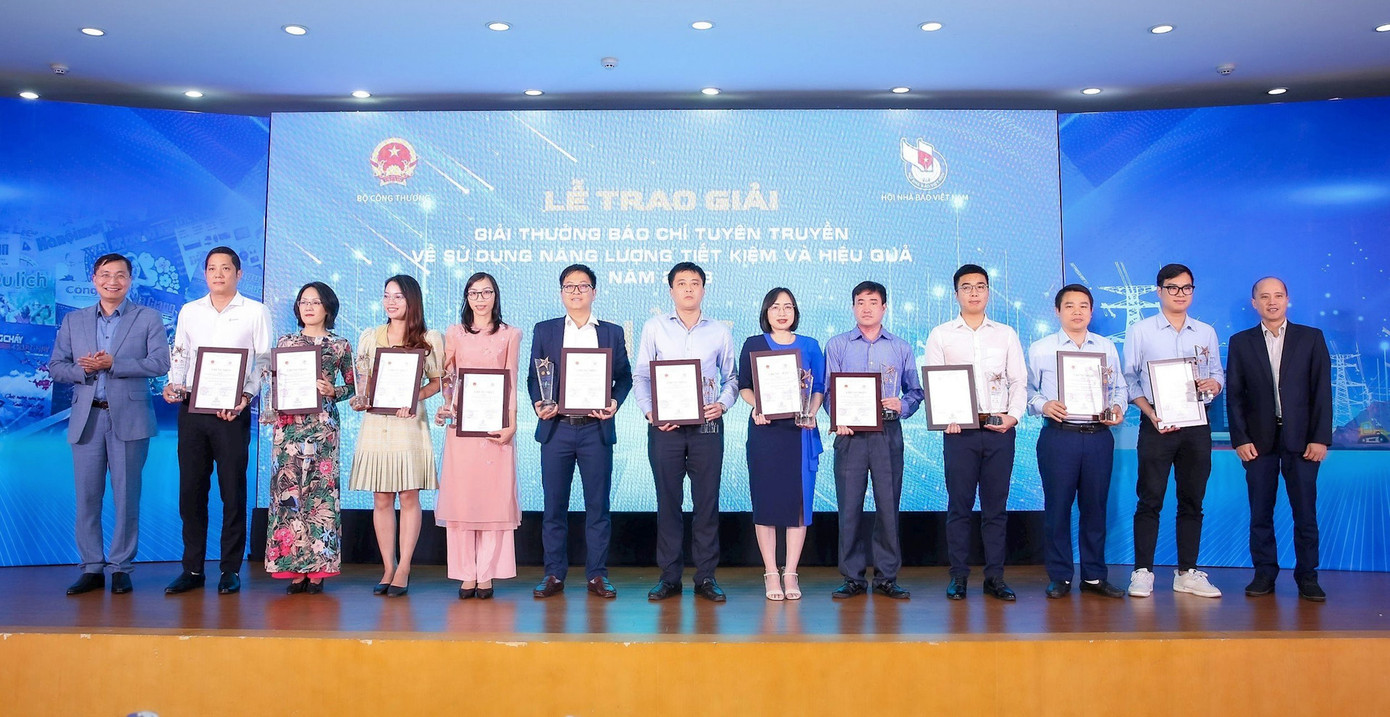 Tác giả Nguyễn Lê Tuân (đứng thứ hai từ trái sang) nhận giải C loại hình Truyền hình với tác phẩm “PC Quảng Ngãi – Điều chỉnh phụ tải phi thương mại trong công tác tiết kiệm điện”. Tác giả Nguyễn Lê Tuân (đứng thứ hai từ trái sang) nhận giải C loại hình Truyền hình với tác phẩm “PC Quảng Ngãi – Điều chỉnh phụ tải phi thương mại trong công tác tiết kiệm điện”.