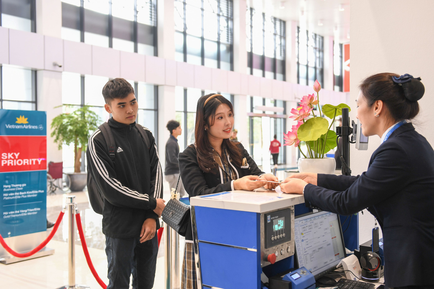 Hành khách của Vietnam Airlines làm thủ tục và gửi hành lý tại khu vực quầy check-in ở phần sảnh bên phải tầng 1 thuận theo luồng khách đi
