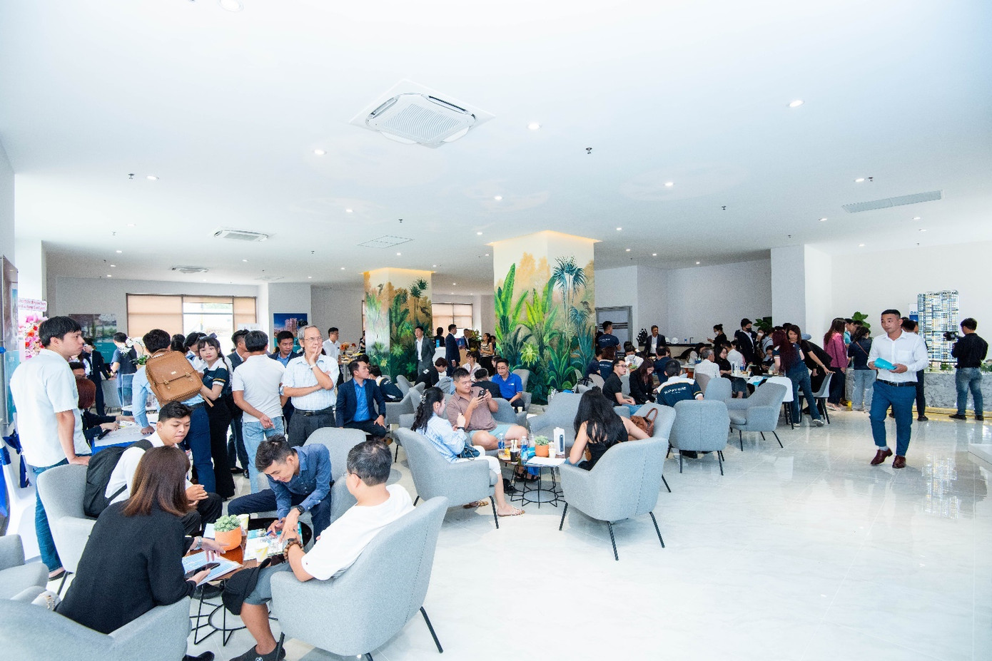 Đông đảo khách hàng ưu ái tham dự các sự kiện lẫn hoạt động tham quan, trải nghiệm do Vạn Xuân Group tổ chức. Đông đảo khách hàng ưu ái tham dự các sự kiện lẫn hoạt động tham quan, trải nghiệm do Vạn Xuân Group tổ chức.