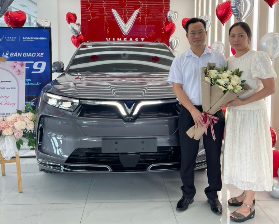 Anh Đỗ Anh Minh lựa chọn mẫu VF 9 để phục vụ cho cả gia đình du xuân Anh Đỗ Anh Minh lựa chọn mẫu VF 9 để phục vụ cho cả gia đình du xuân