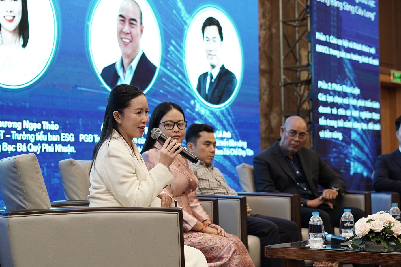 Phiên thảo luận Diễn đàn kinh doanh Khát vọng trẻ tạo dấu ấn được dẫn dắt bởi bà Trần Phương Ngọc Thảo Phiên thảo luận Diễn đàn kinh doanh Khát vọng trẻ tạo dấu ấn được dẫn dắt bởi bà Trần Phương Ngọc Thảo