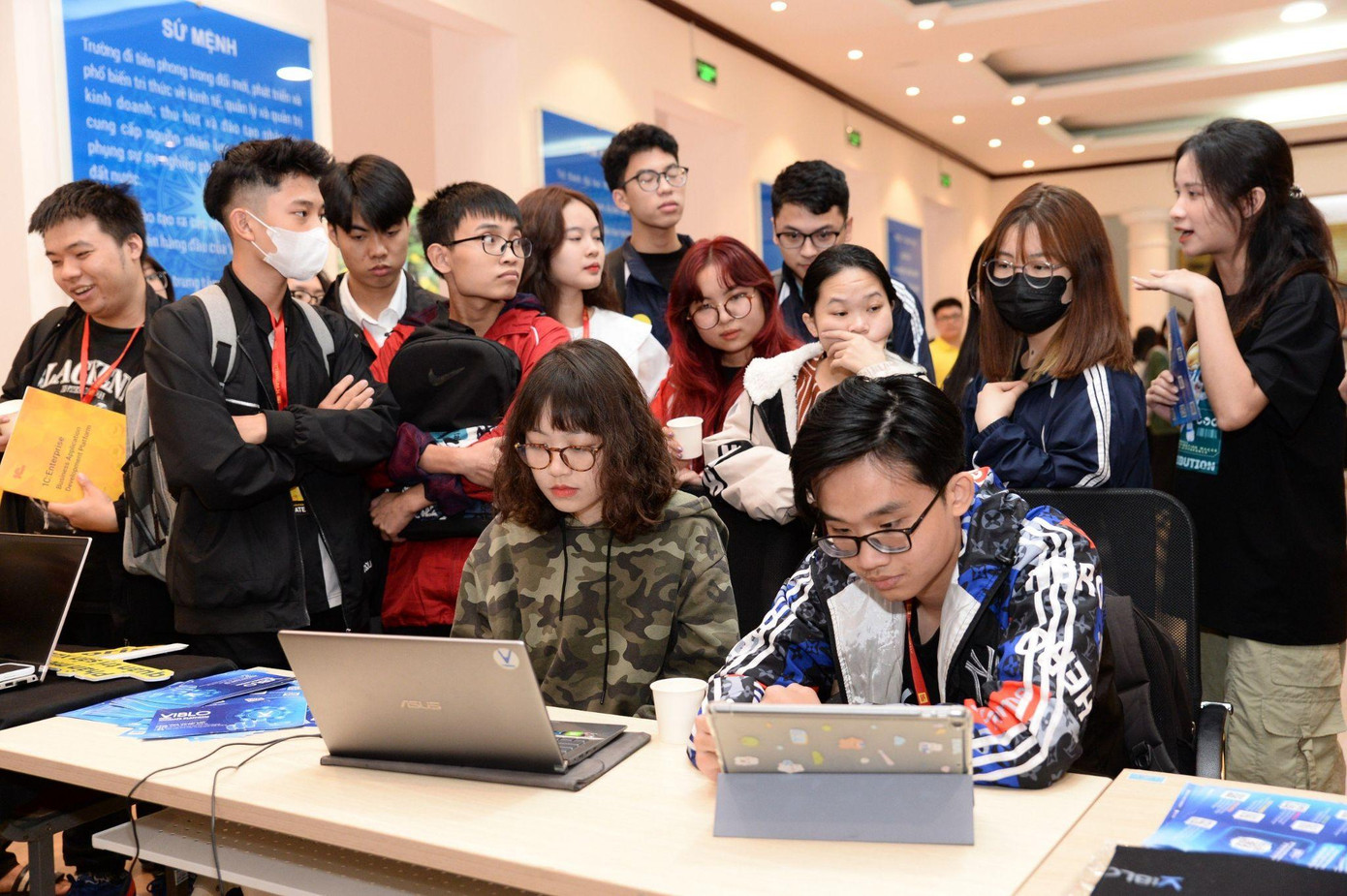 Các bạn sinh viên tham dự cuộc thi trải nghiệm