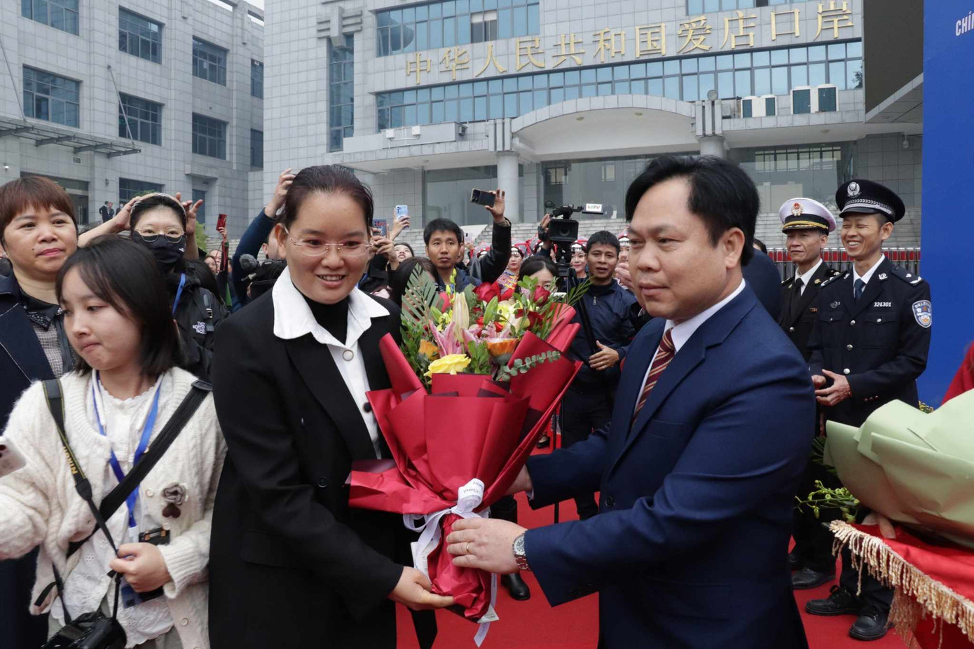 Khách Trung Quốc vui mừng nhập cảnh vào Việt Nam .Ảnh: Duy Chiến