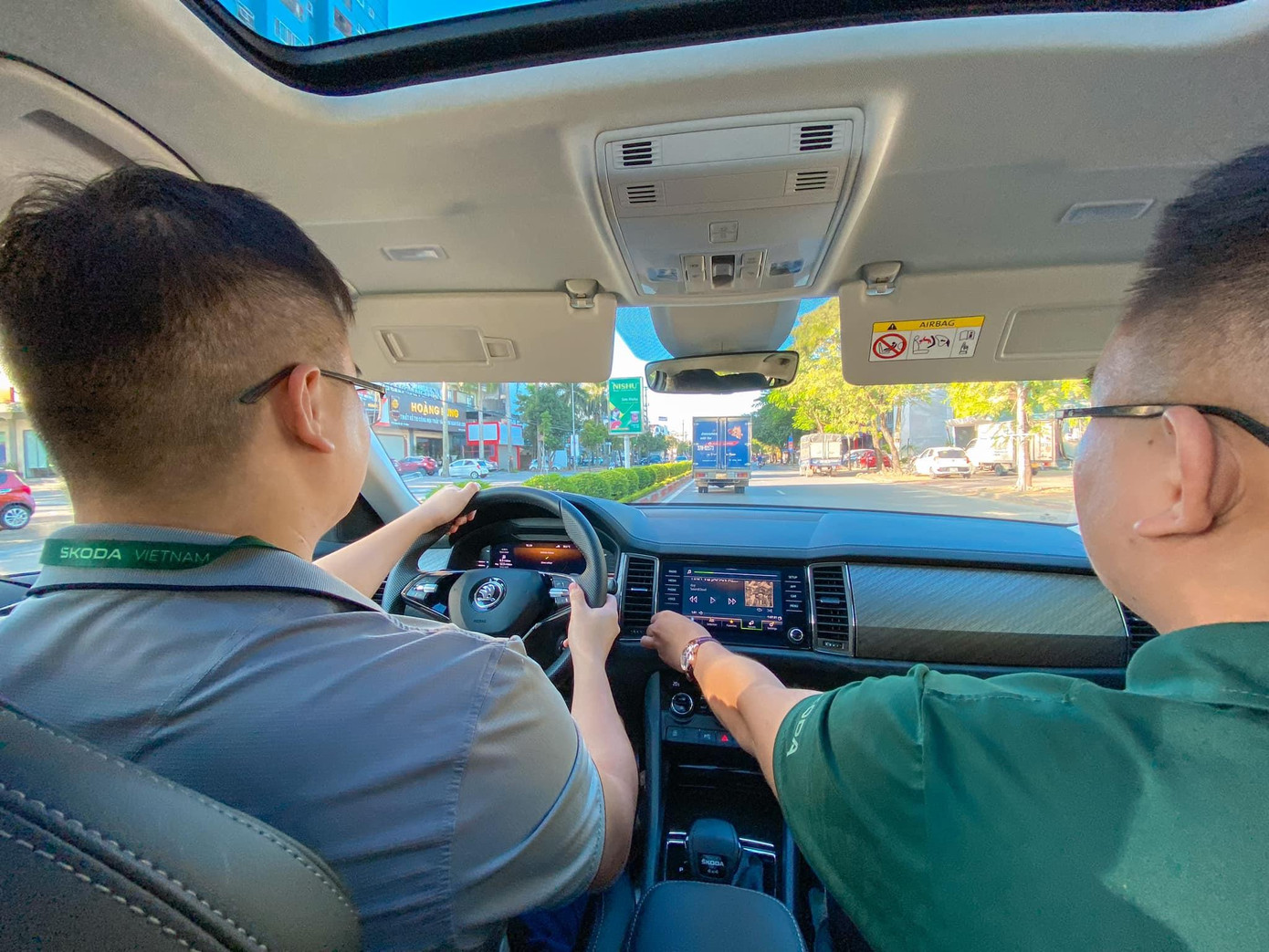 Tư vấn viên luôn đồng hành cùng khách hàng trong suốt quá trình trải nghiệm